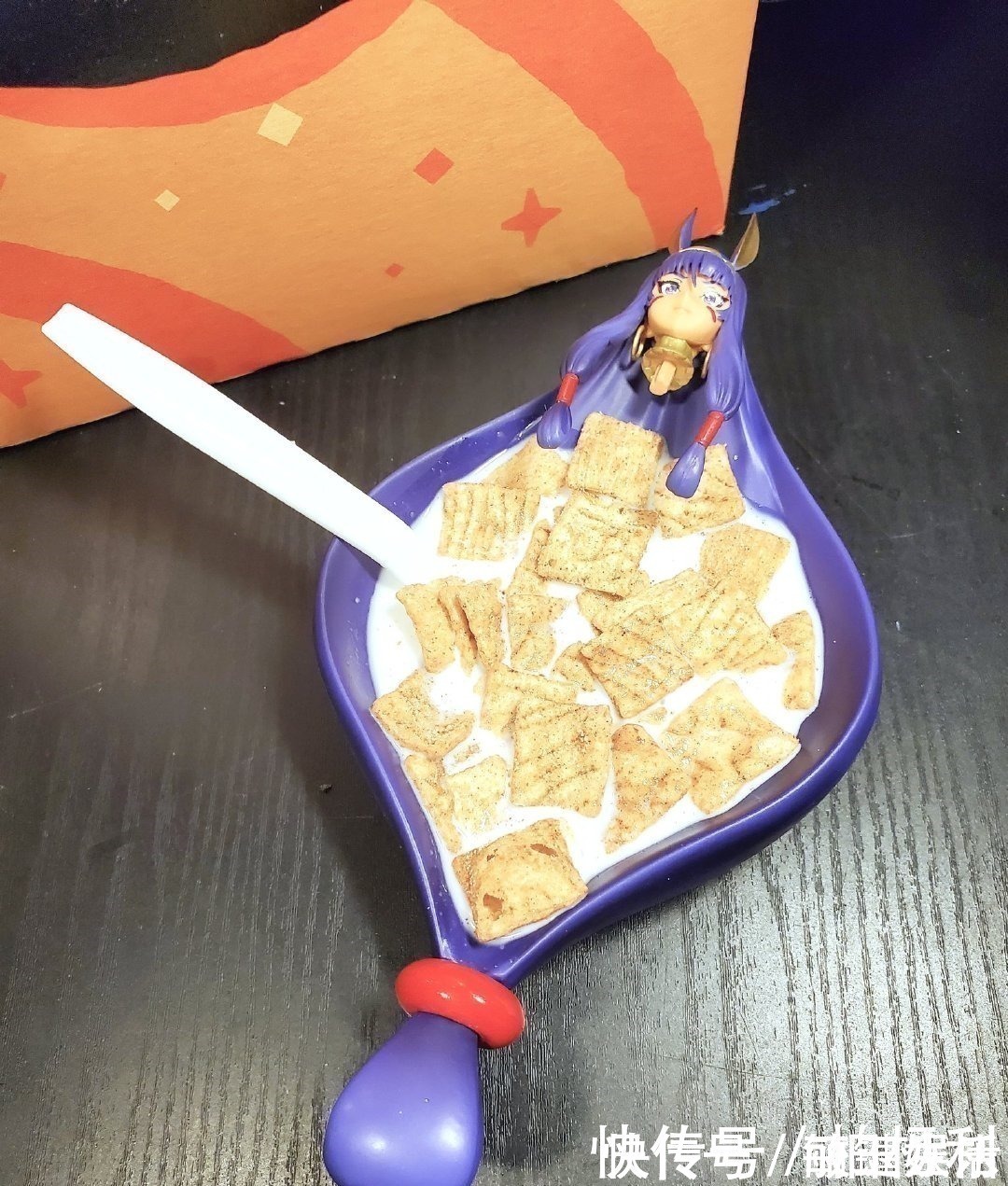 二次元|国外宅男用手办冲燕麦片,虽说价格便宜,但也太过“胡作非为”!