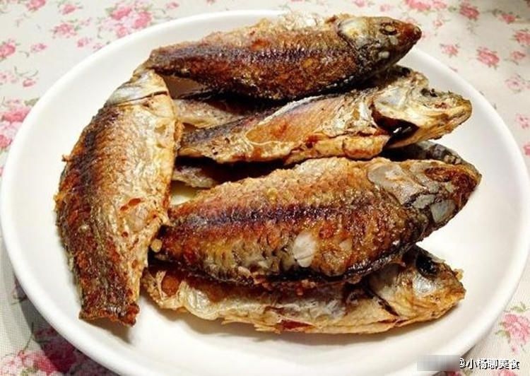无论煎什么鱼,只放油是不行的,多加“这一样”,肉嫩皮脆不粘锅