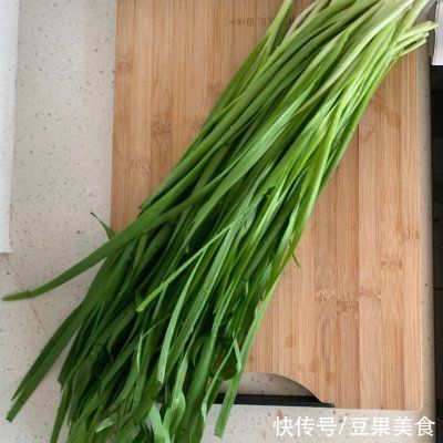 薄饼|别再出去吃了，韭菜鸡蛋饼-妈妈早餐自己做更好吃