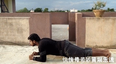腹部|小伙尝试做平板支撑,每天坚持做5分钟,坚持1个月看他腹部变化