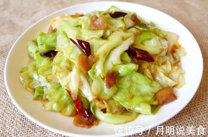 为啥饭店里的手撕包菜又香又脆学会几个技巧,在家也能做得好吃