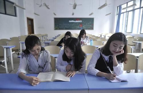 才能|怎样努力才能考研成功？女生为考研路灯下熬夜背书，加油，考研人