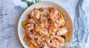 不能出门在家吃什么简单美味又营养？送您嫩滑又多汁的南瓜蒸排骨