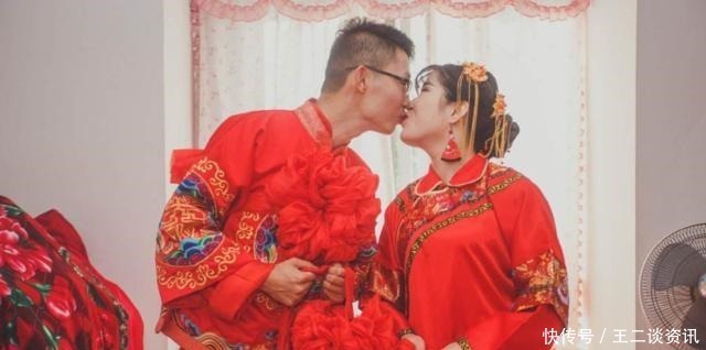 全网“最勉强”婚礼，新郎咬牙切齿一旁假笑，新娘却笑的没心没肺