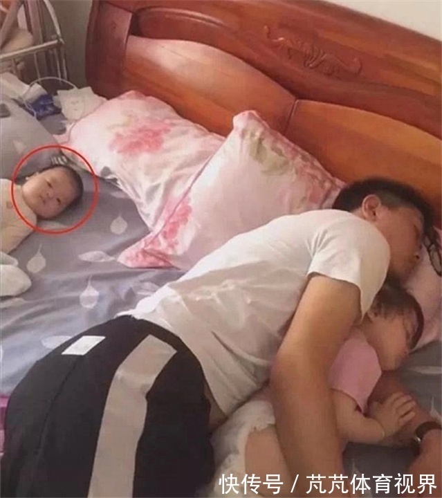 小公主|宝爸抱着女儿午睡，身后儿子“看透一切”，网友：儿子充话费送的