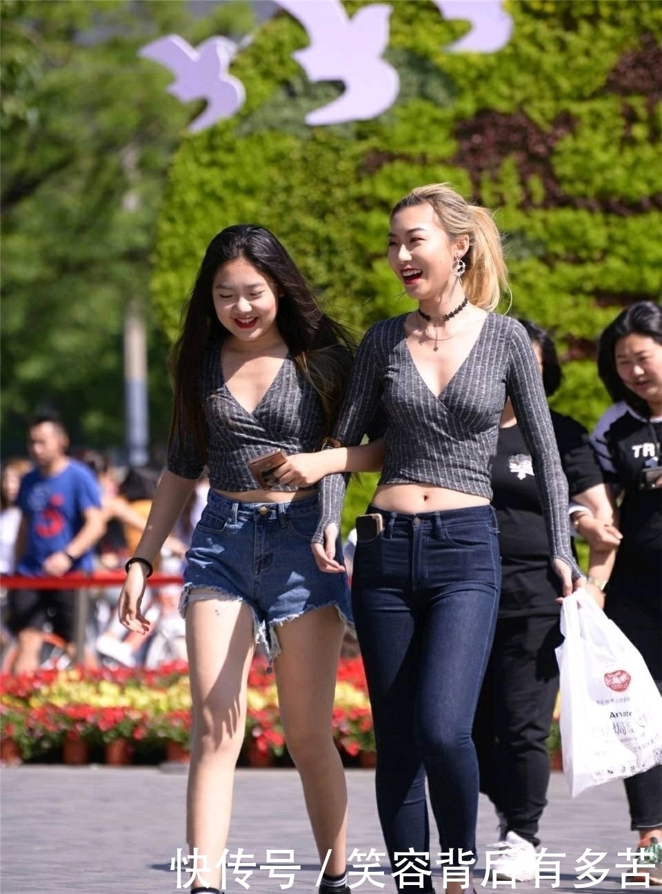 心情|街拍:小姐姐和闺蜜逛街心情好,同款上衣穿出不一样的效果