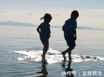 二胎家庭|哥哥辅导妹妹写作业,几乎接近崩溃,妈妈一开始是你说要妹妹的