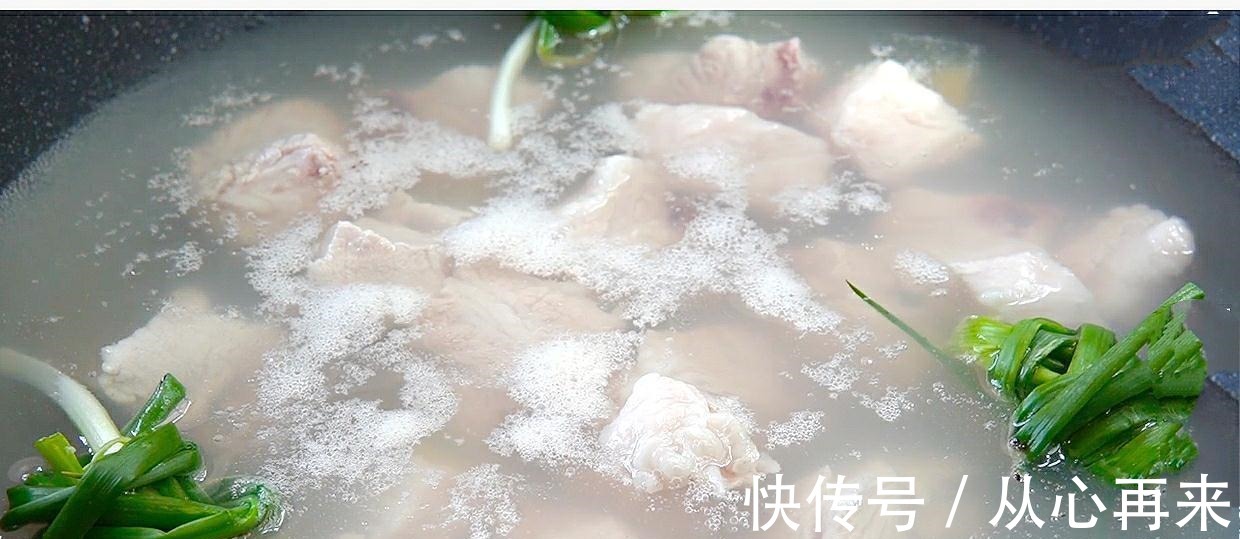 排骨不管怎么做,切记不要直接焯水,多做这2步,排骨不腥也不柴