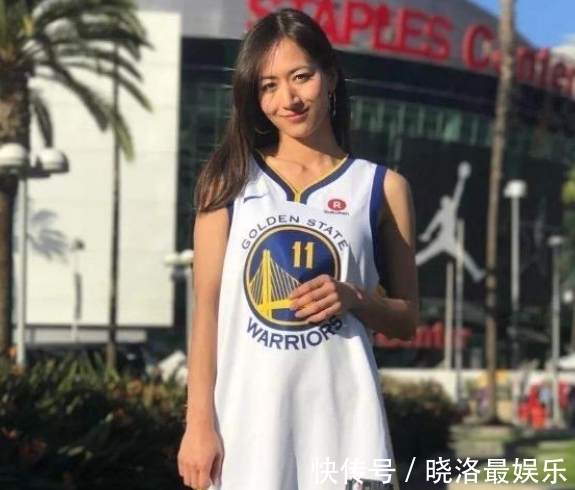 卡戴珊|日本美女记者闯NBA，身材傲人不输卡戴珊，和奥尼尔合影小鸟依人