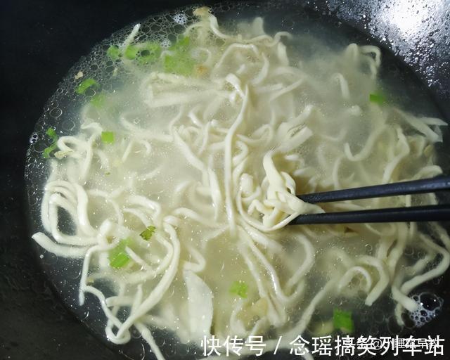 口感|家常手擀面好吃有窍门,多加一把豆面,面香浓郁,口感劲道又爽滑