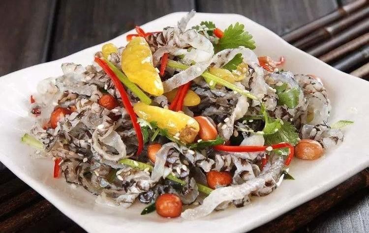 夏日简易凉菜,凉拌鱼皮,冰凉脆爽,香辣开胃,下饭又下酒