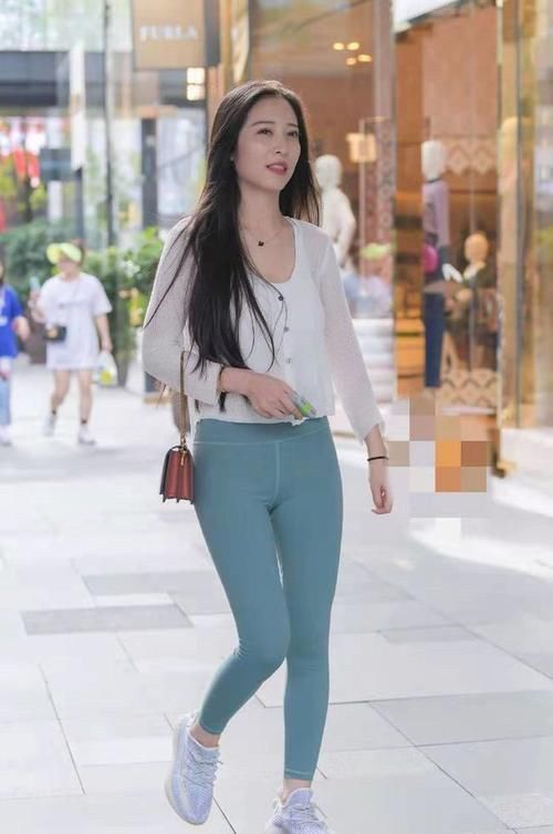 瑜伽服|街头的性感瑜伽裤的美女，甜美大长腿，身材圆润有致