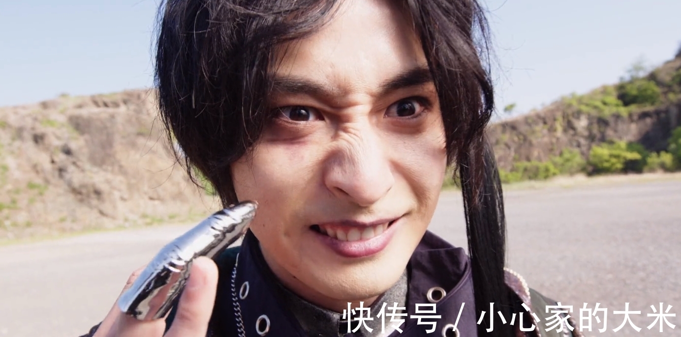 骑士|假面骑士圣刃:老乌变成骑士需要5本书,已集齐4本,还差本奇幻书