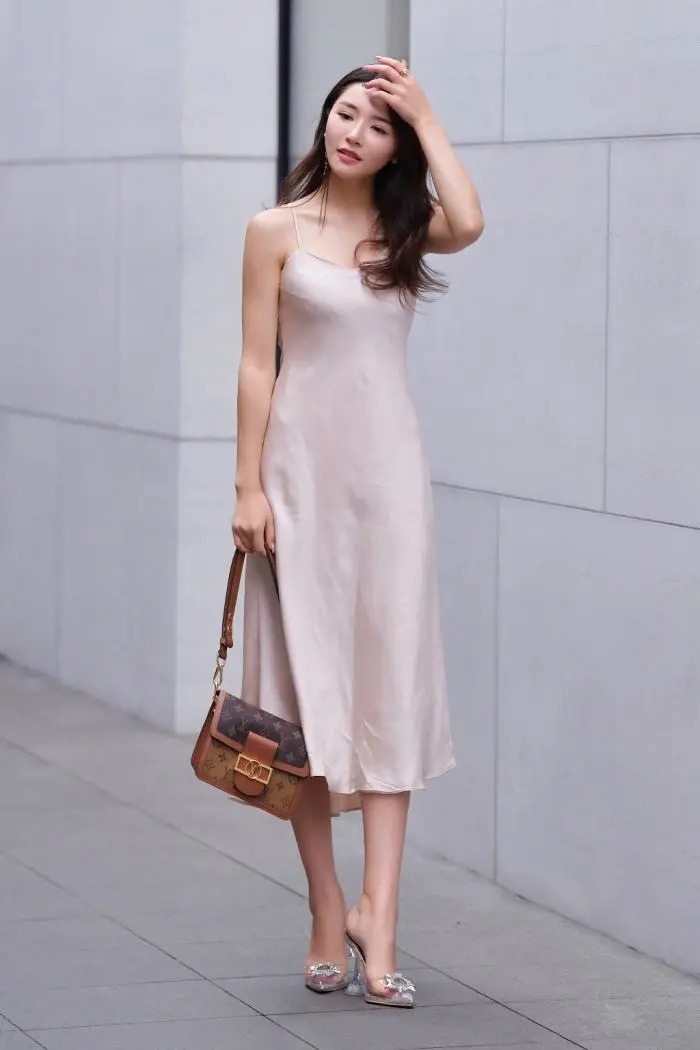 丝绸|吊带连衣裙搭配高跟鞋,温柔清新,耐看又显身材