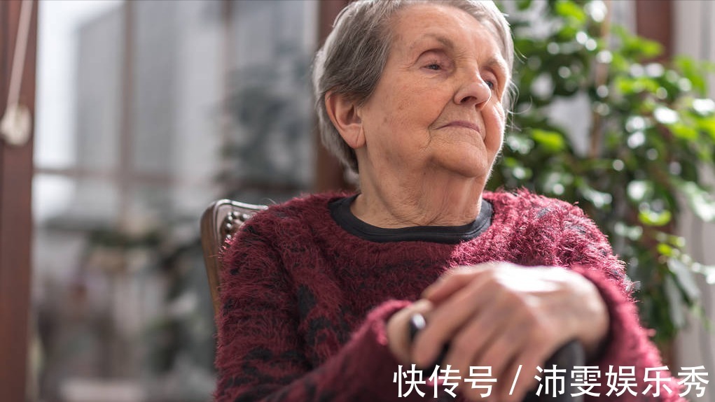 女儿|67岁母亲:在子女家各住了一个月后,我才明白了晚年该依靠谁