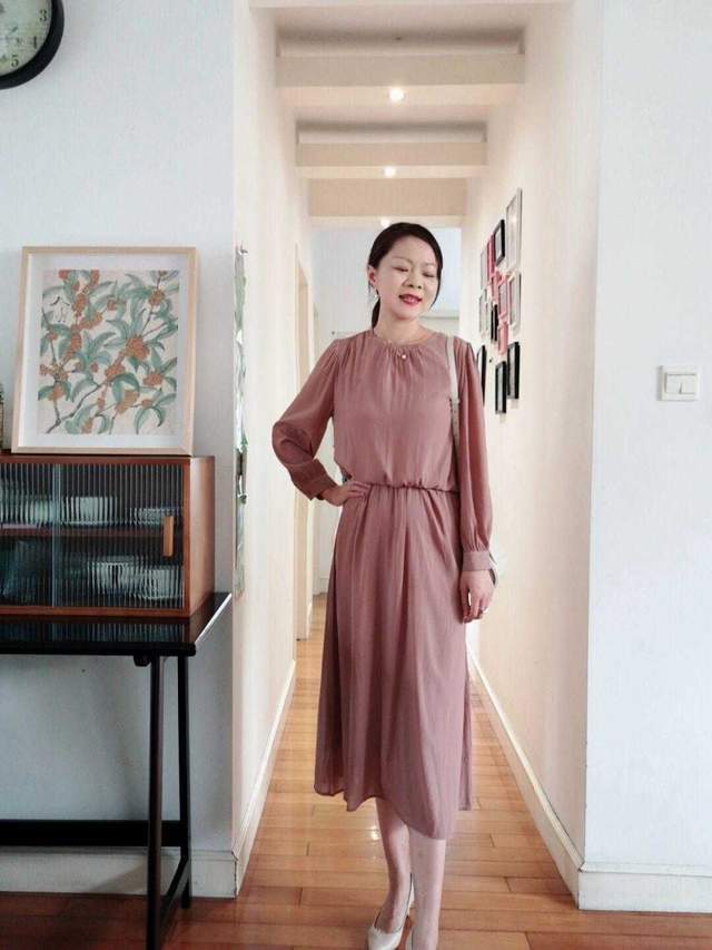 外套|40岁也能穿出高级感,蓝色外套搭配半身裙,最体面的中年女性穿搭