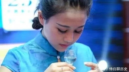 喝白酒的人|酒趣谈︱多跟喝酒的人在一起,你会变得很有趣