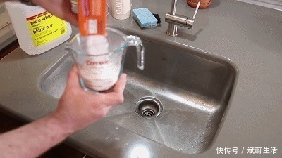 下水道堵了,她随手丢进两块药片,不到1分钟就疏通了