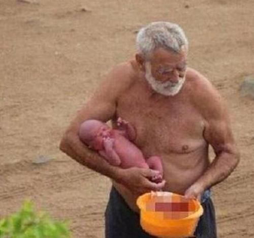 羊水|下海游泳顺便生了个娃,天然的水中分娩,网友不会引来鲨鱼吗