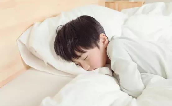 生长激素|7岁男娃,连续2年坚持喝睡前奶,后来他有什么变化?