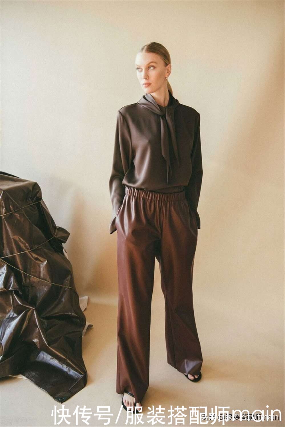 学会丝质衬衫的4种穿搭小心机，你也能优雅得毫不费力