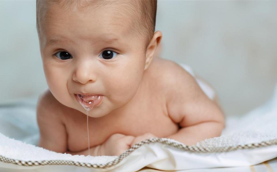 喂养|照顾0-3个月新生宝宝多躺少抱不摇晃,同时做到“两勤三不要”