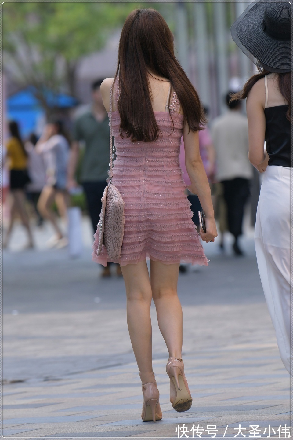 小姐姐|美女街拍:少女心十足的气质美女,真怀疑小姐姐的年龄,我的父母估计喜欢她