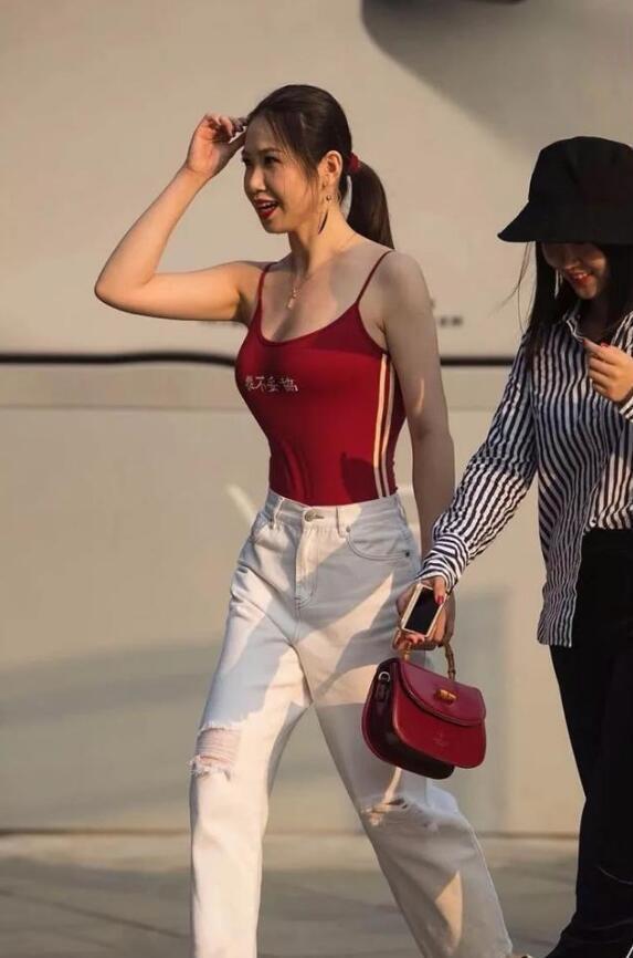 小姐姐|街拍穿红色吊带背心的小姐姐，强大的气质让人生畏