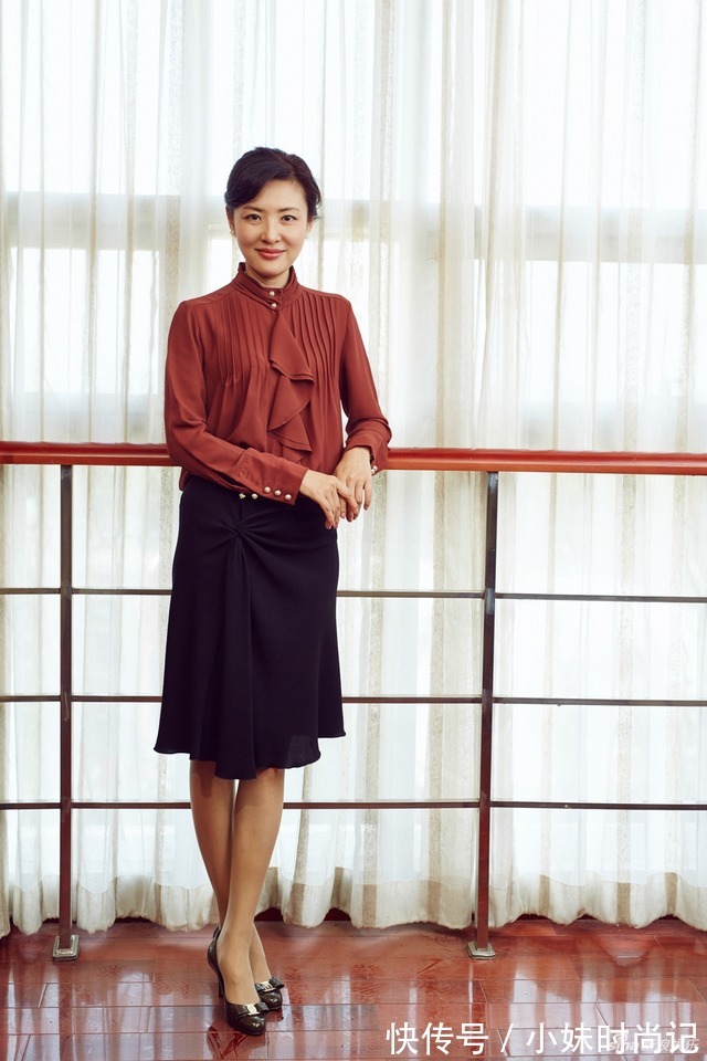 标致美人|岁月从不败美人,周涛穿红色连衣裙端庄优雅,高级精致