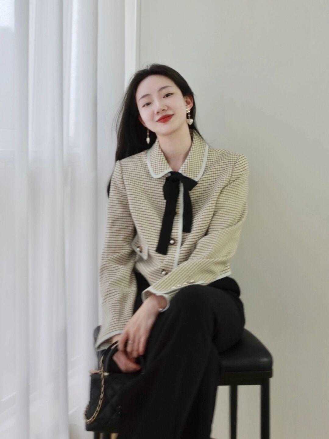 香风|日常穿搭技巧分享,高腰牛仔裤搭配小香风外套,让你美出新高度!