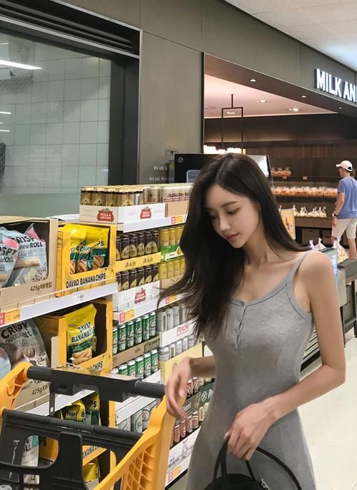  美女|美女穿搭：小姐姐爱穿紧身裙，性感迷人！