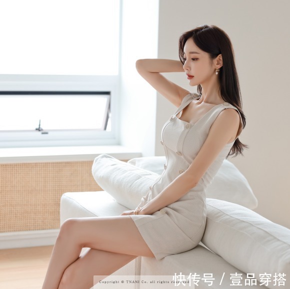 孙允珠|女神孙允珠高清时尚搭配：桧木泛棕双排扣夏末休闲衣裙