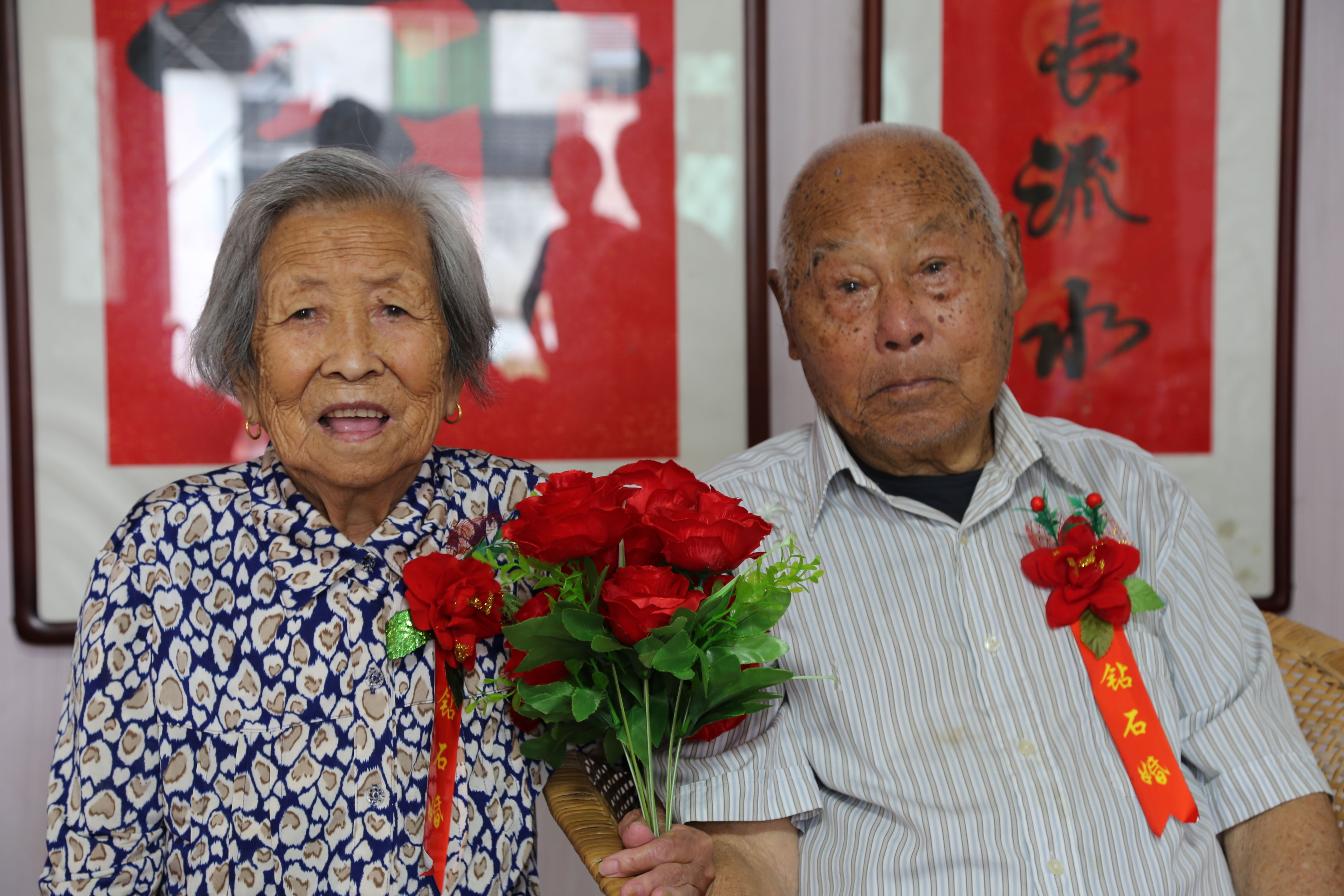 管荣桥|60对老人集体庆金婚，见证半个世纪的爱情！