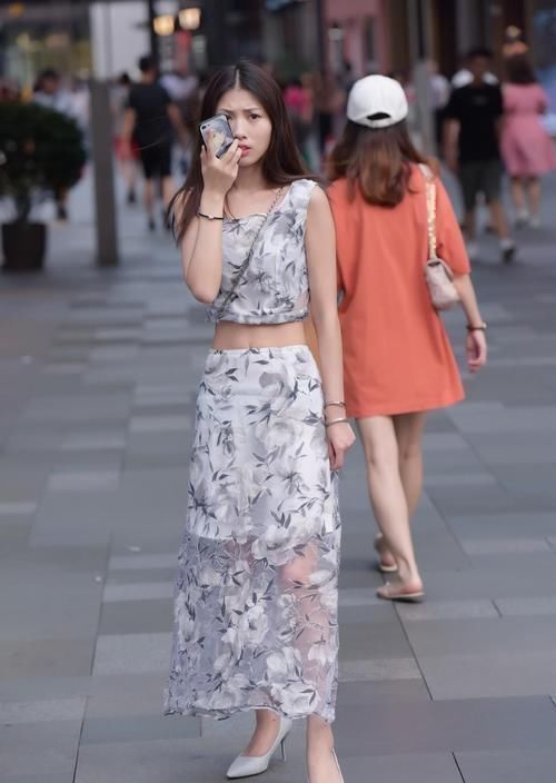 衣服|妹子是掉“下水道”了衣服上脏兮兮的,也不嫌“刺鼻”