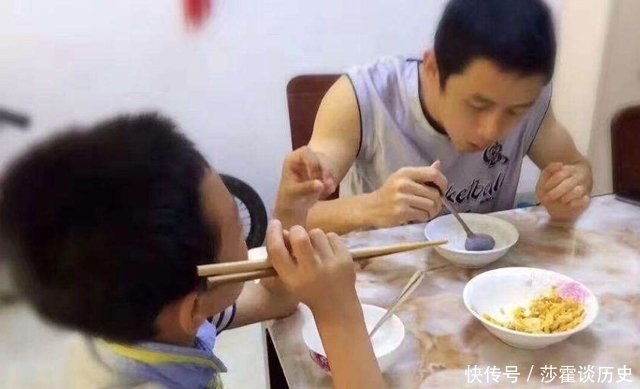 儿子一上幼儿园就长胖，直呼家里饭菜不香，看到照片宝妈难以理解