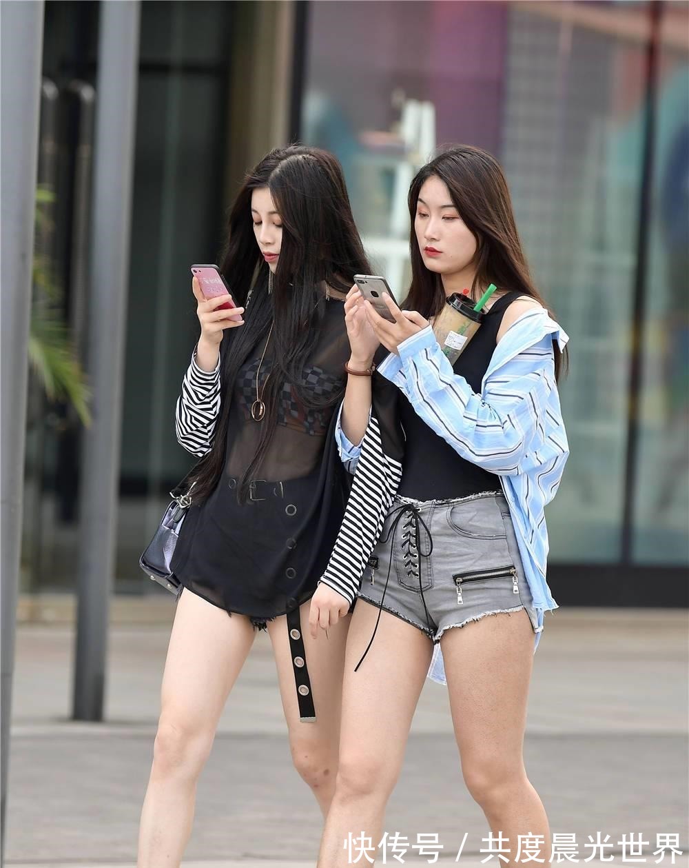 姐妹 和姐妹一起逛街，如何搭配出不同的味道，有自己独特的搭配风格！