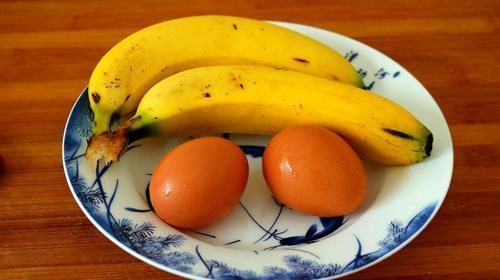 香蕉别再生吃了,淋两个鸡蛋,不加油不加水,出锅孩子馋哭了