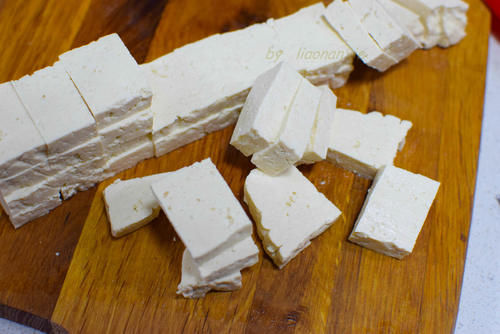 猪肉和豆腐的神仙搭配，不需要很多调味料，简单一煮超鲜美