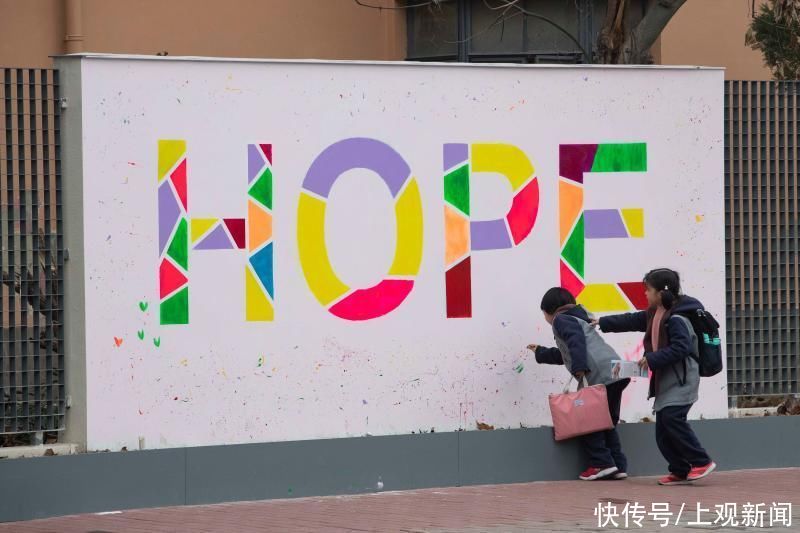 包围|30余幅彩绘绵延600多米,上海徐汇一老小区被涂鸦“包围”……