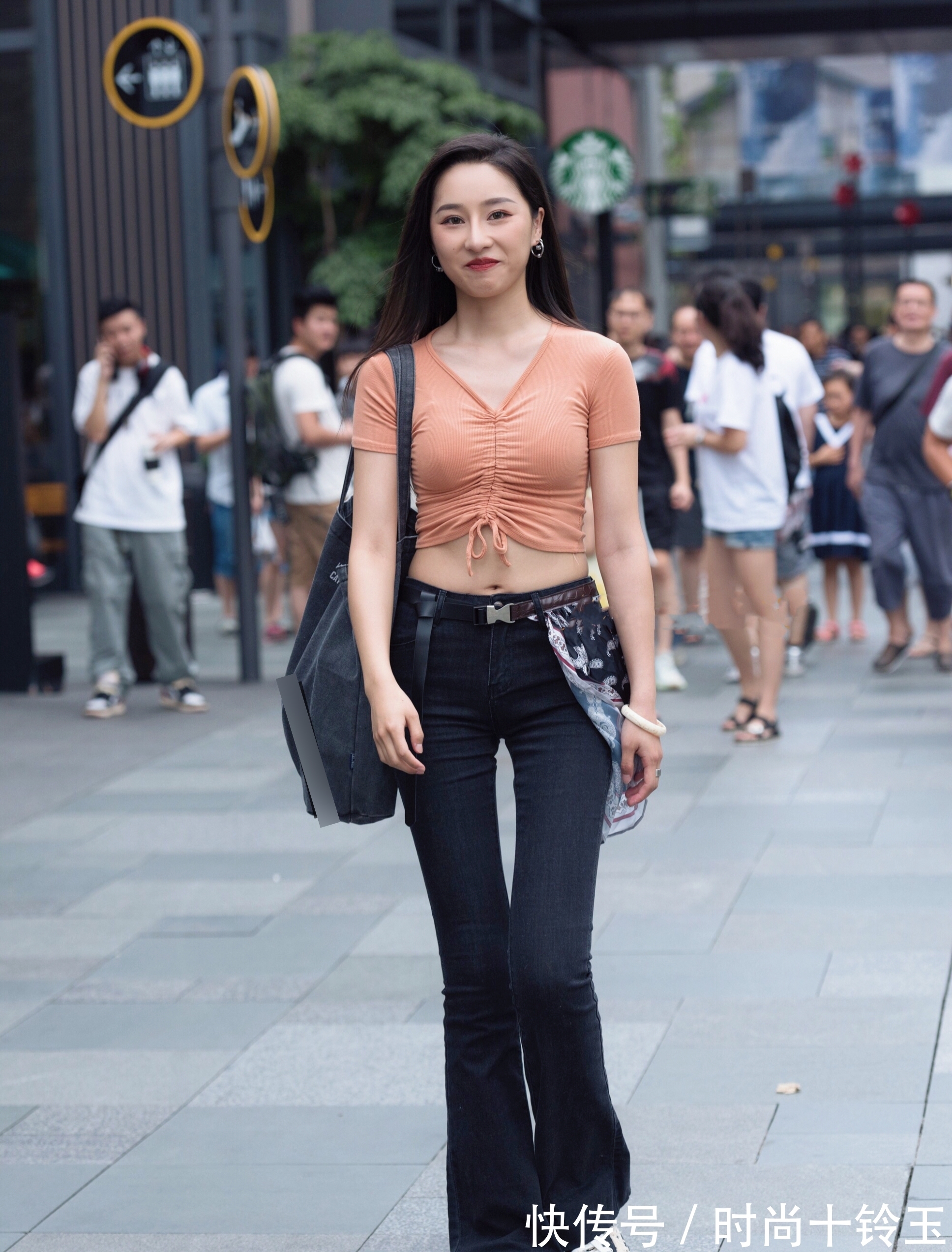 穿搭|美女的衣服很时尚,还巧妙的搭配了一张手帕