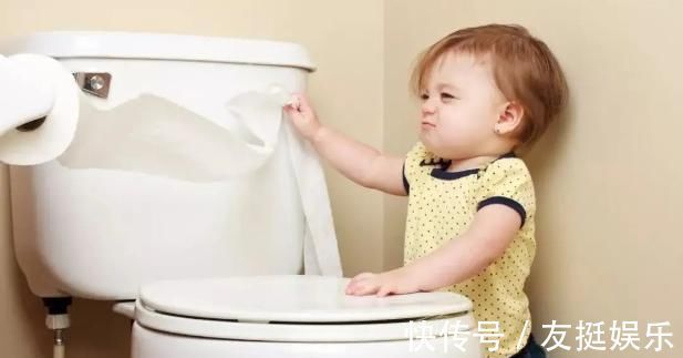 纸巾|妈妈总觉得女儿身上有异味，脱下孩子裤子的一瞬间，妈妈崩溃了