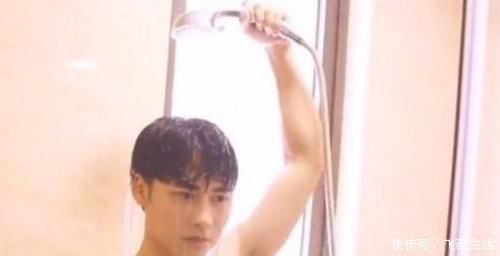 私人空间|16岁男孩洗澡，妈妈执意要看，儿子怒踹玻璃割断脚筋