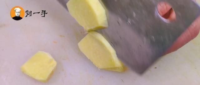 一家人|老刘花308买了一整只牛头,光卤制就花了一天,一家人吃着真过瘾