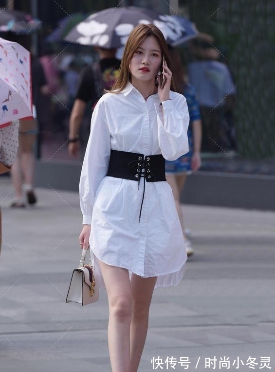 腰封 夏末初秋的时尚穿搭,白色长款衬衫裙加上黑色腰封,搭配干练利落
