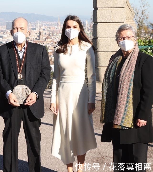 baby还让不让人活?穿露脐装秀“括号腰”,生图下腰比头都细!