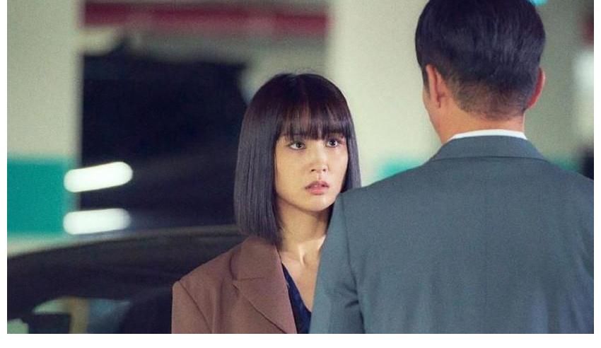 拍到一半就下车,戏份还没女三多,这女主当的真憋屈