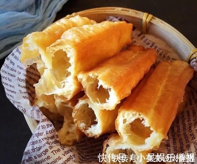 油条店大厨教你炸油条,不放酵母,个个金黄酥脆,凉了也是软乎的