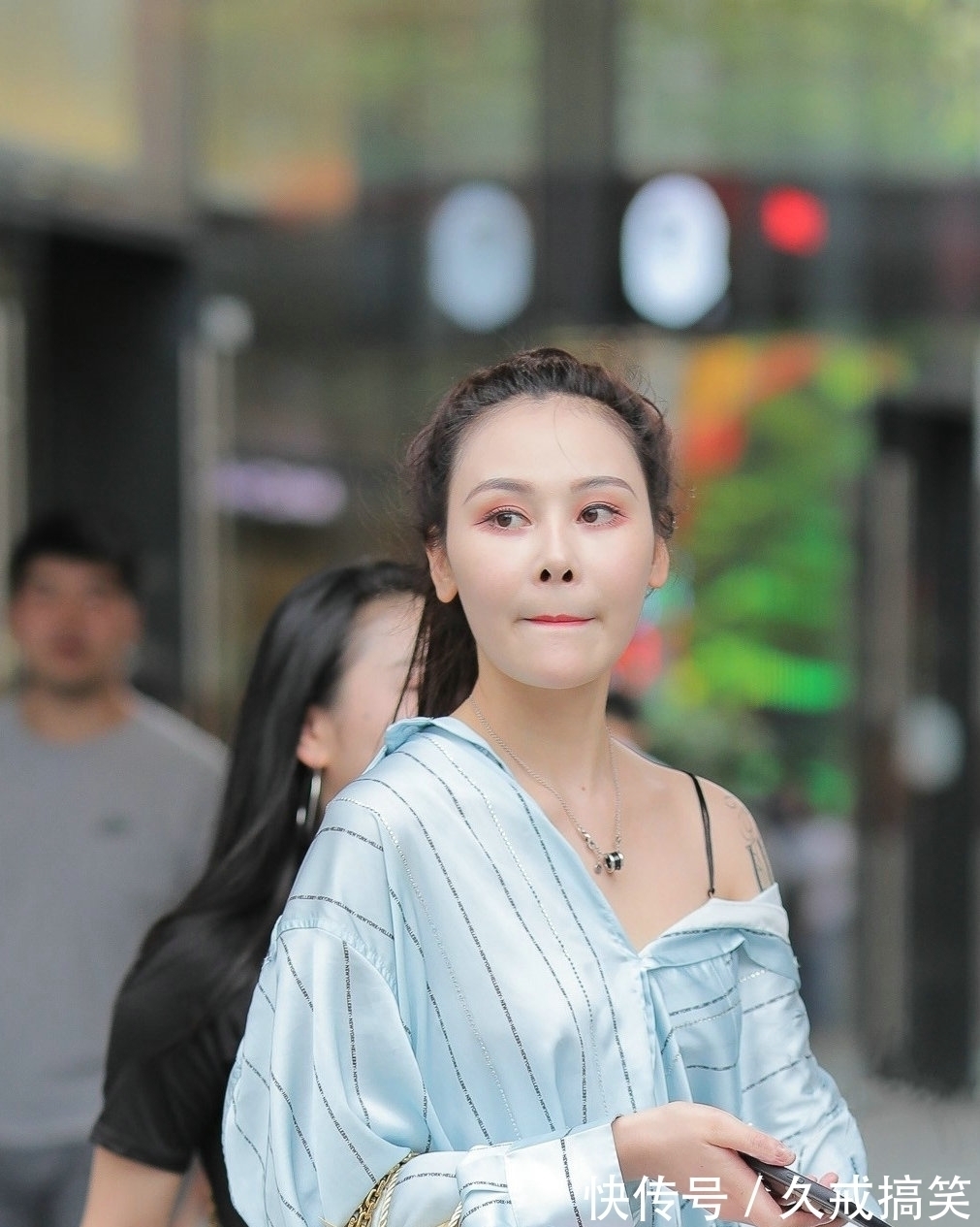 修身 美女选择了一款蓝色长款衬衫,有着非常好的修身效果