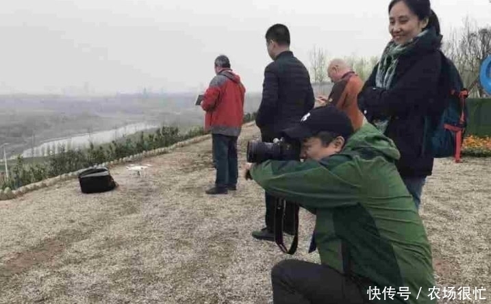 考古队靠两个小孔,找到5000年前墓群,打开齐呼:原始巨人