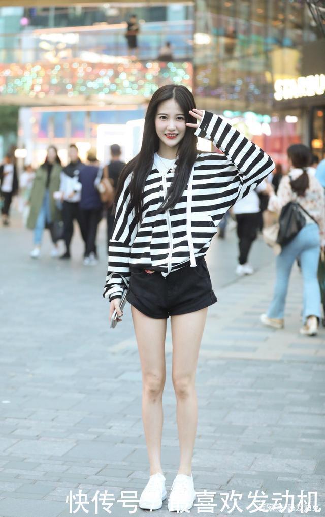 热裤女孩是惹眼之美，那短裤女生就是休闲之美